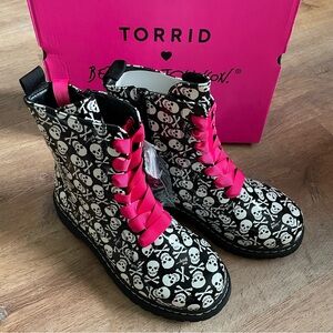 NIB✨ Torrid x Betsey Johnson Skull Print Combat Boot- size 8 WW